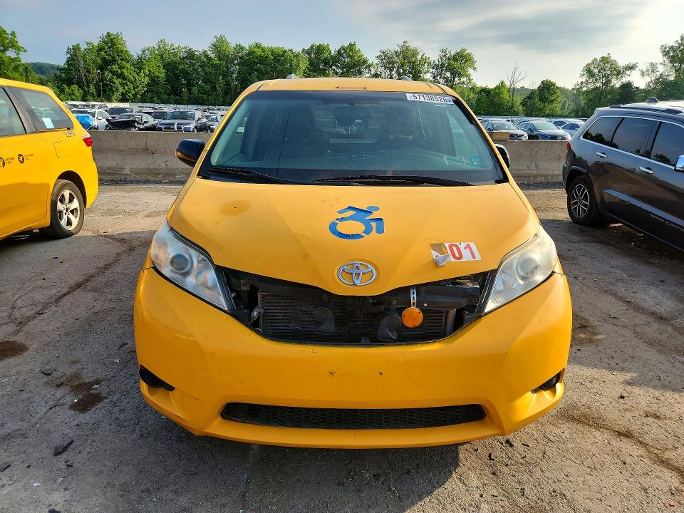 2017 Toyota Sienna მანქანა იყიდება აუქციონზე, vin: 5TDKZ3DC5HS885275, აუქციონის ნომერი: 57138526