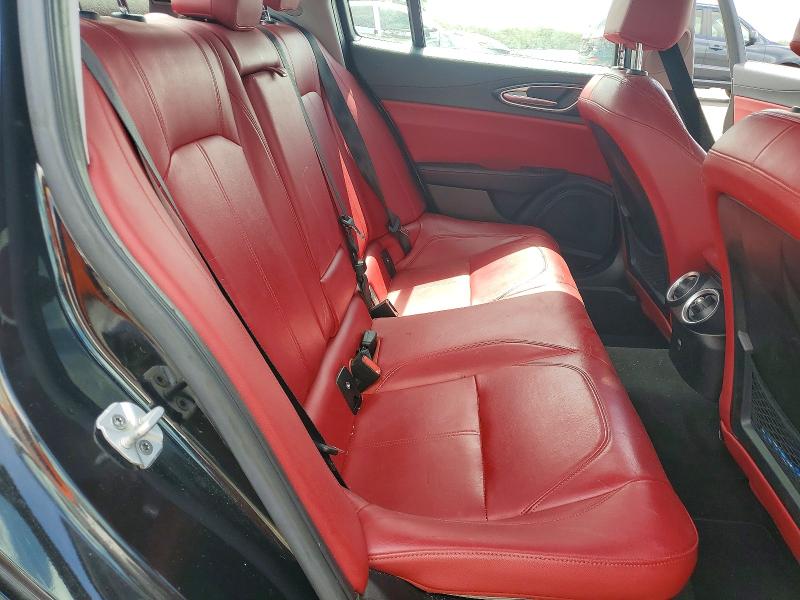 56109466 :رقم المزاد ، ZARFAEBN1H7556128 vin ، 2017 Alfa Romeo Giulia مزاد بيع