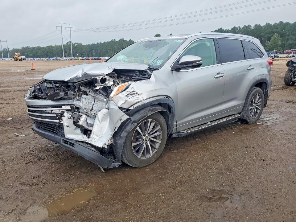 2018 Toyota Highlander მანქანა იყიდება აუქციონზე, vin: 5TDKZRFH2JS538097, აუქციონის ნომერი: 57695596