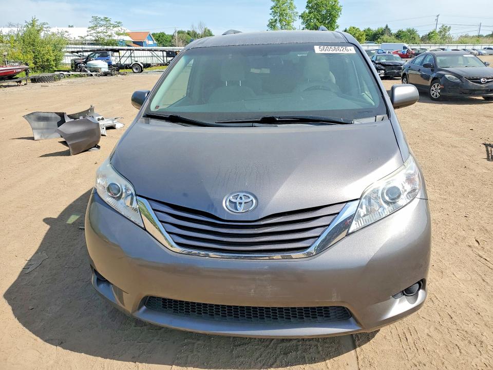 56058626 :رقم المزاد ، 5TDJZ3DC5HS153918 vin ، 2017 Toyota Sienna مزاد بيع