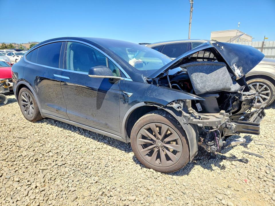 Продажа на аукционе авто 2018 Tesla Model X, vin: 5YJXCBE23JF100107, номер лота: 55827316