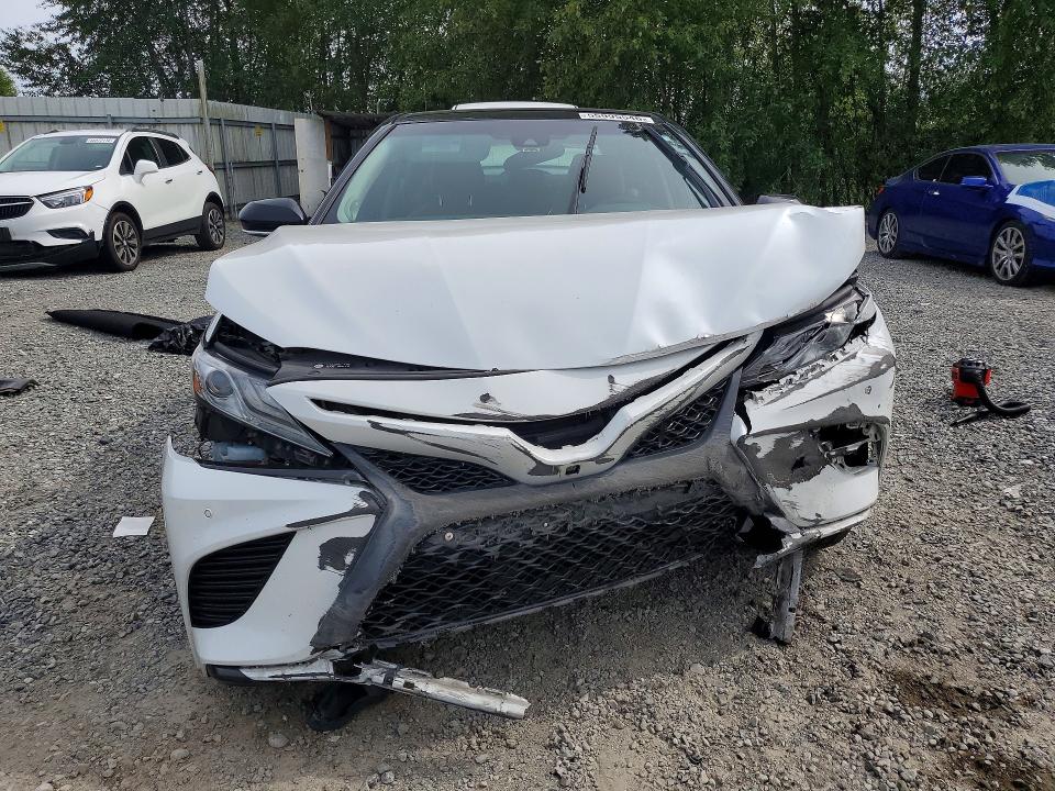 55995546 :رقم المزاد ، 4T1B61HK0JU073183 vin ، 2018 Toyota Camry مزاد بيع