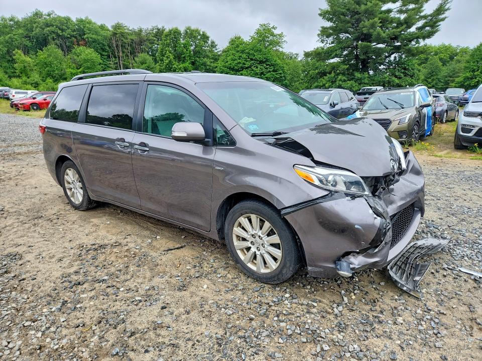 58659456 :رقم المزاد ، 5TDDZ3DC6HS156601 vin ، 2017 Toyota Sienna مزاد بيع