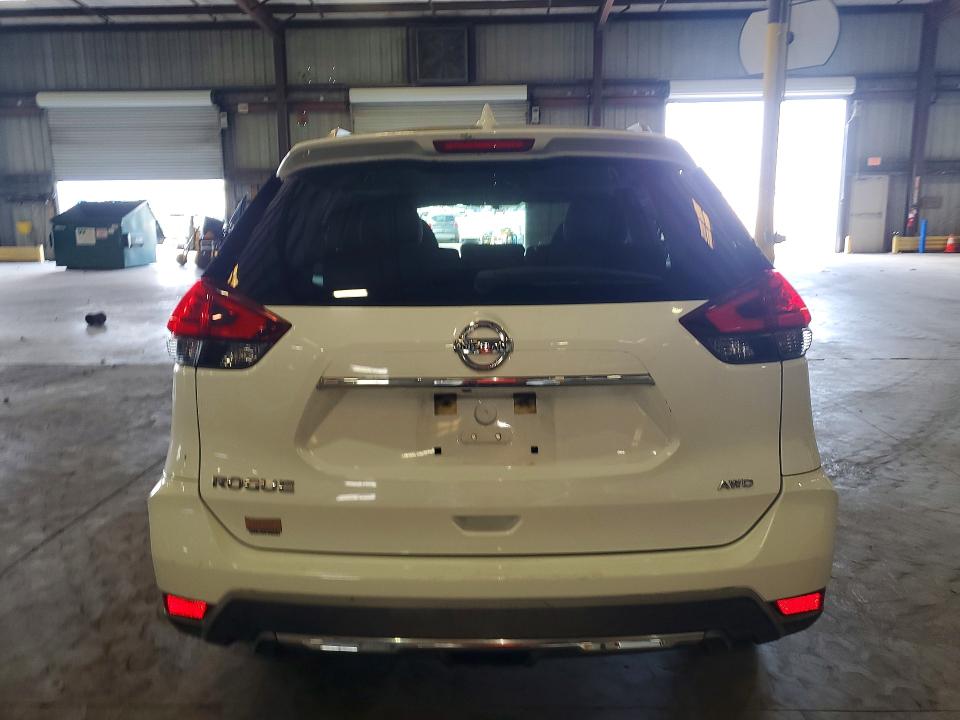 59014106 :رقم المزاد ، KNMAT2MV8HP570053 vin ، 2017 Nissan Rogue مزاد بيع