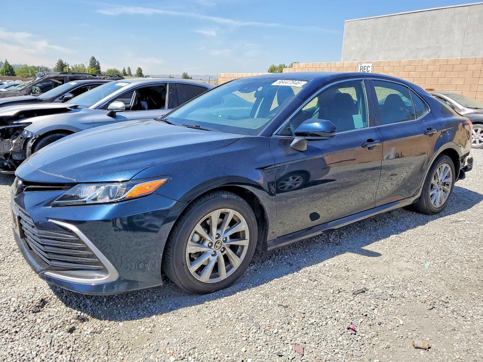 2021 Toyota Camry მანქანა იყიდება აუქციონზე, vin: 4T1C11AKXMU576141, აუქციონის ნომერი: 56447846