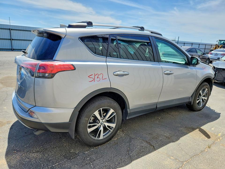 55701216 :رقم المزاد ، 2T3WFREV1JW463084 vin ، 2018 Toyota Rav4 مزاد بيع