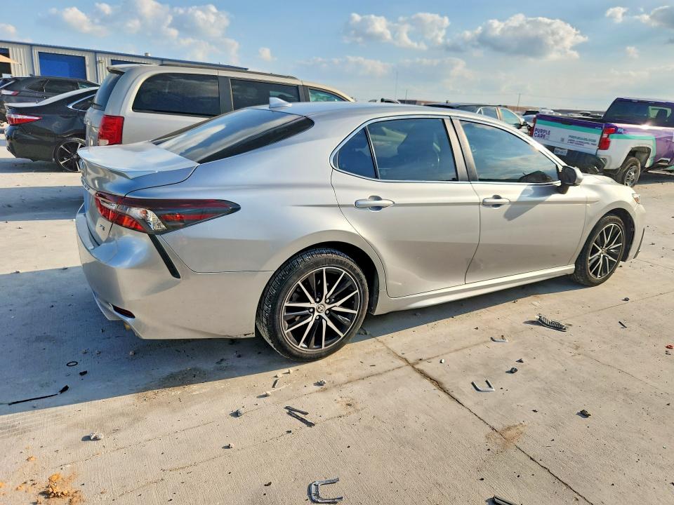 56739186 :رقم المزاد ، 4T1G11AK5MU452988 vin ، 2021 Toyota Camry مزاد بيع