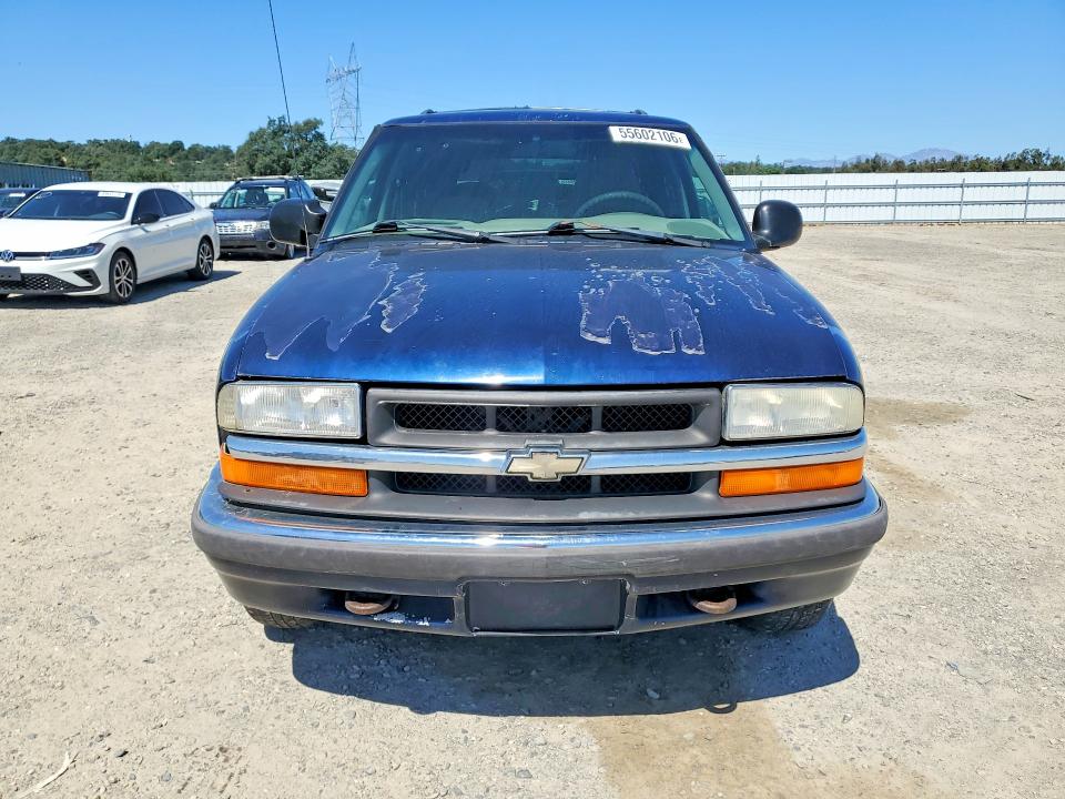 55602106 :رقم المزاد ، 1GNDT13W3Y2219671 vin ، 2000 Chevrolet Blazer مزاد بيع