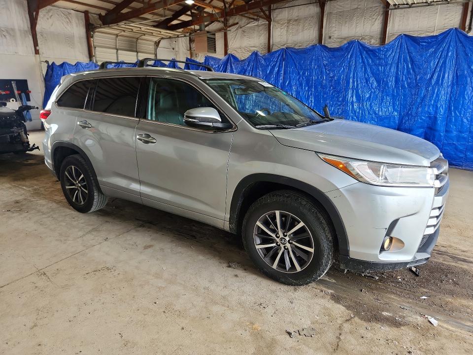 2018 Toyota Highlander მანქანა იყიდება აუქციონზე, vin: 5TDKZRFH4JS529725, აუქციონის ნომერი: 56797746