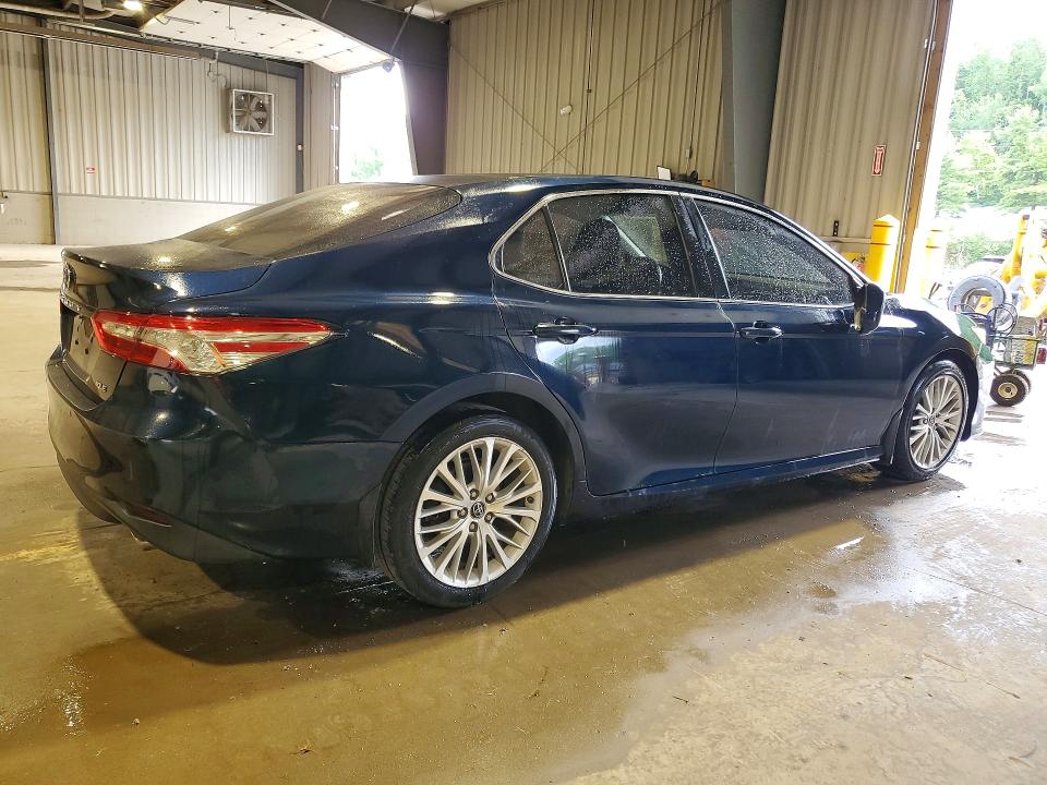 58083596 :رقم المزاد ، 4T1B11HK0JU645576 vin ، 2018 Toyota Camry مزاد بيع