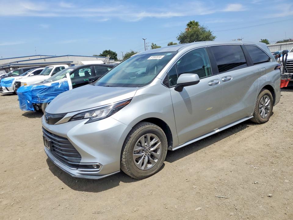 57083916 :رقم المزاد ، 5TDYRKEC8NS119989 vin ، 2022 Toyota Sienna مزاد بيع
