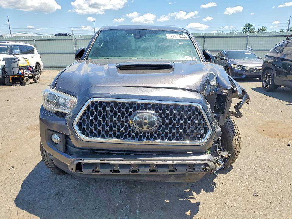 55837226 :رقم المزاد ، 5TFCZ5AN3JX161011 vin ، 2018 Toyota Tacoma مزاد بيع