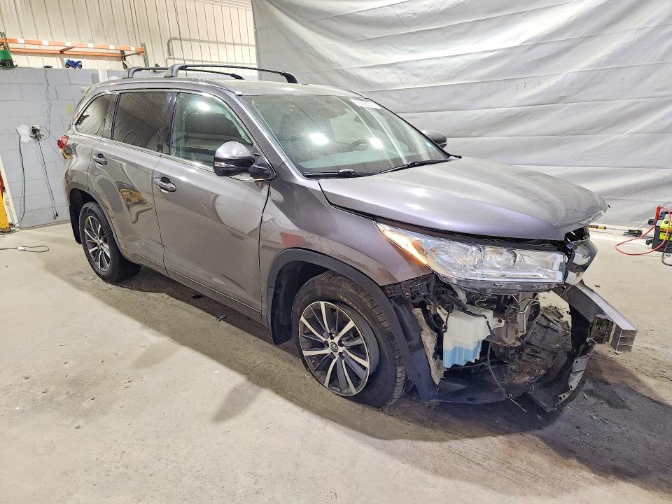 Продаж на аукціоні авто 2018 Toyota Highlander, vin: 5TDJZRFH8JS562206, номер лоту: 56228676