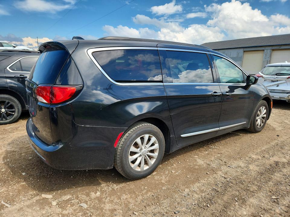 58776866 :رقم المزاد ، 2C4RC1BG8HR523878 vin ، 2017 Chrysler Pacifica مزاد بيع