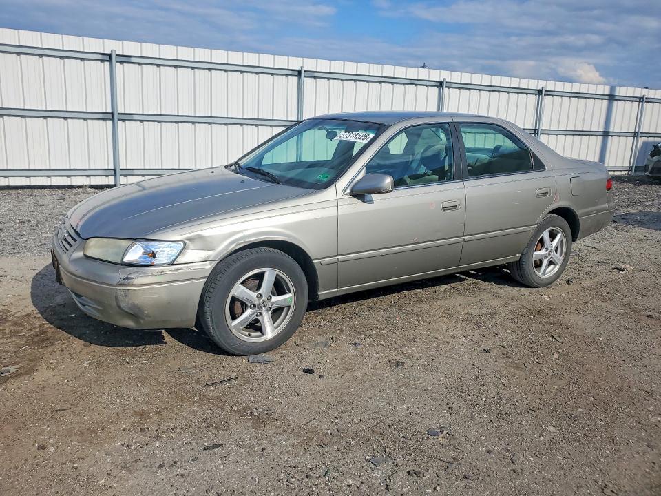 57318526 :رقم المزاد ، JT2BG22K0W0257644 vin ، 1998 Toyota Camry مزاد بيع