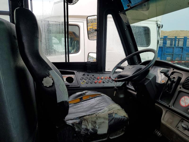 55865886 :رقم المزاد ، 4UZABRDU4BCAU4048 vin ، 2011 Thomas Saf-t-liner C2 مزاد بيع