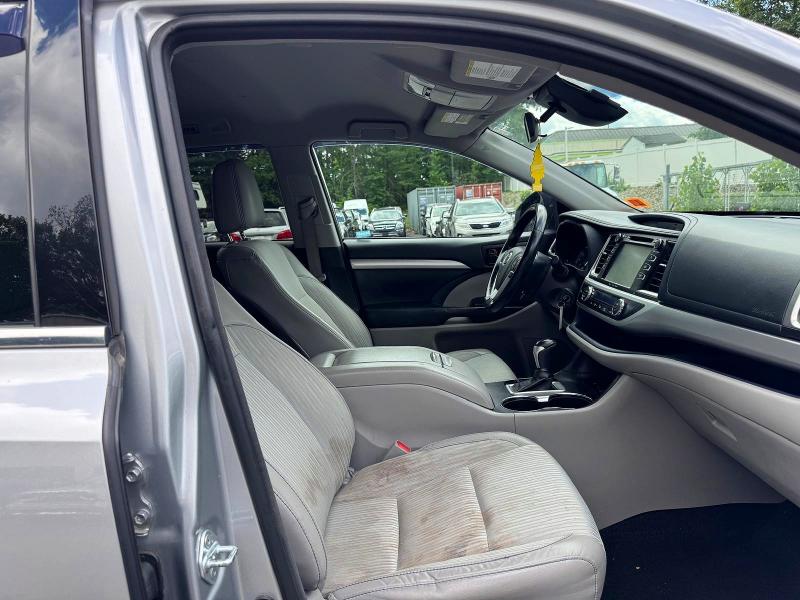 57776586 :رقم المزاد ، 5TDBZRFH9HS367178 vin ، 2017 Toyota Highlander مزاد بيع
