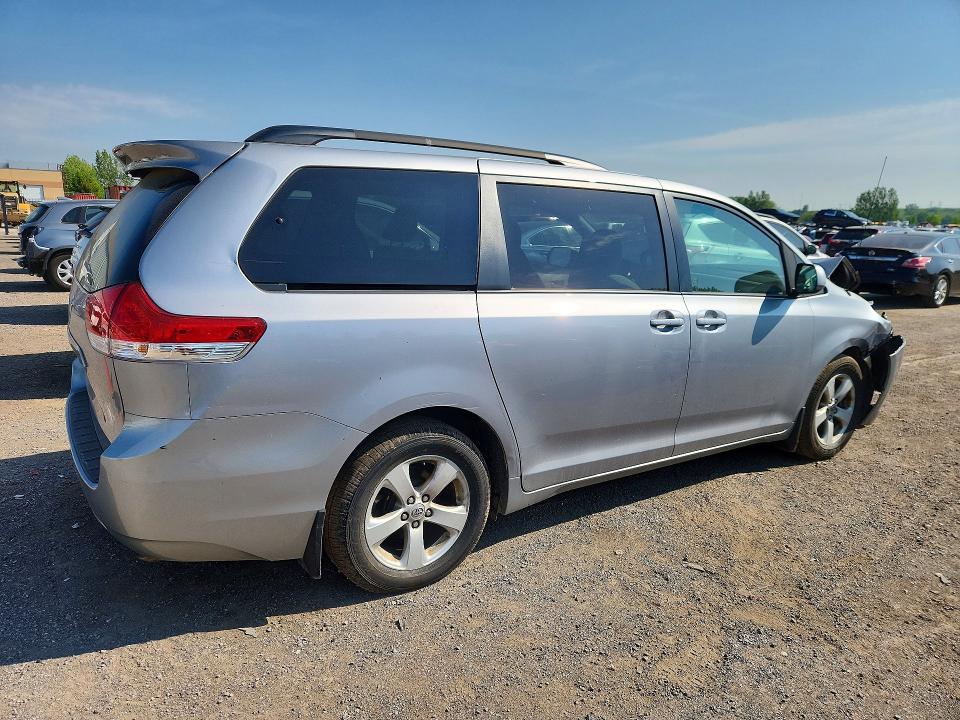 55113996 :رقم المزاد ، 5TDKK3DC7BS095102 vin ، 2011 Toyota Sienna مزاد بيع