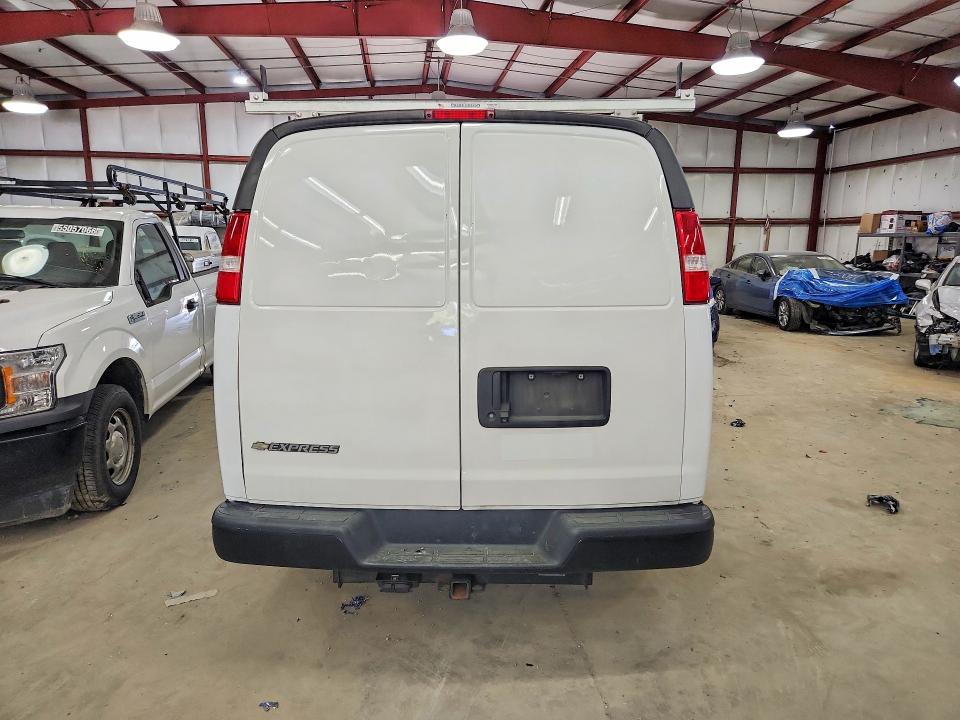 55958176 :رقم المزاد ، 1GCWGAFP2L1165692 vin ، 2020 Chevrolet Express G2500 مزاد بيع