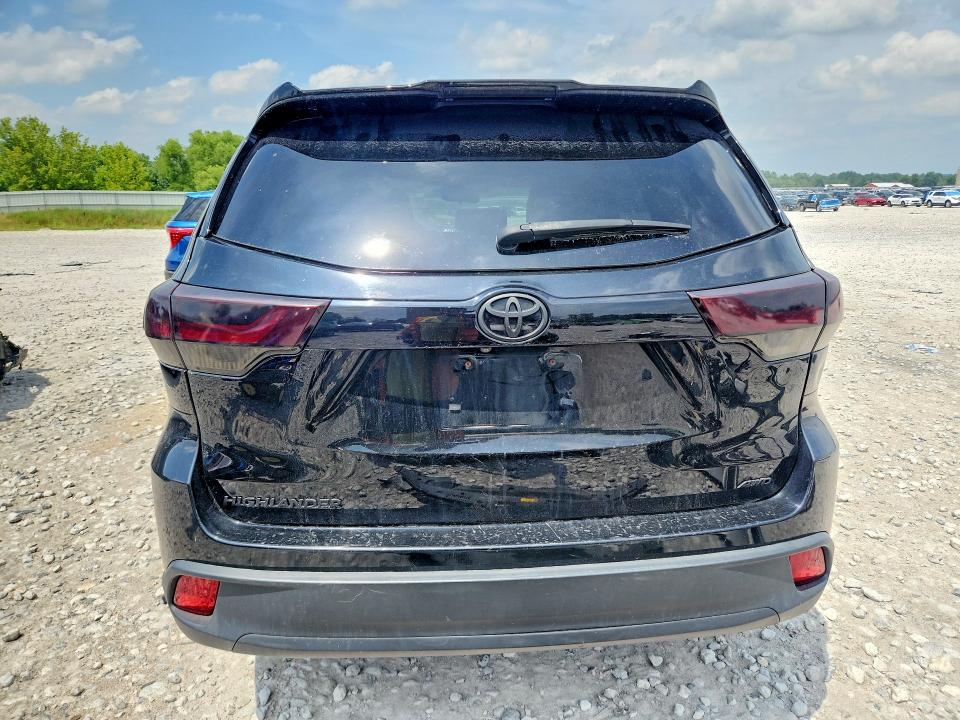 59056766 :رقم المزاد ، 5TDBZRFH5JS845750 vin ، 2018 Toyota Highlander مزاد بيع