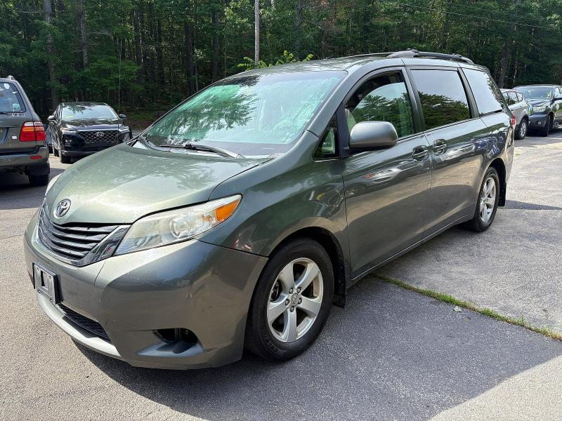 58598036 :رقم المزاد ، 5TDKK3DC8CS240357 vin ، 2012 Toyota Sienna مزاد بيع
