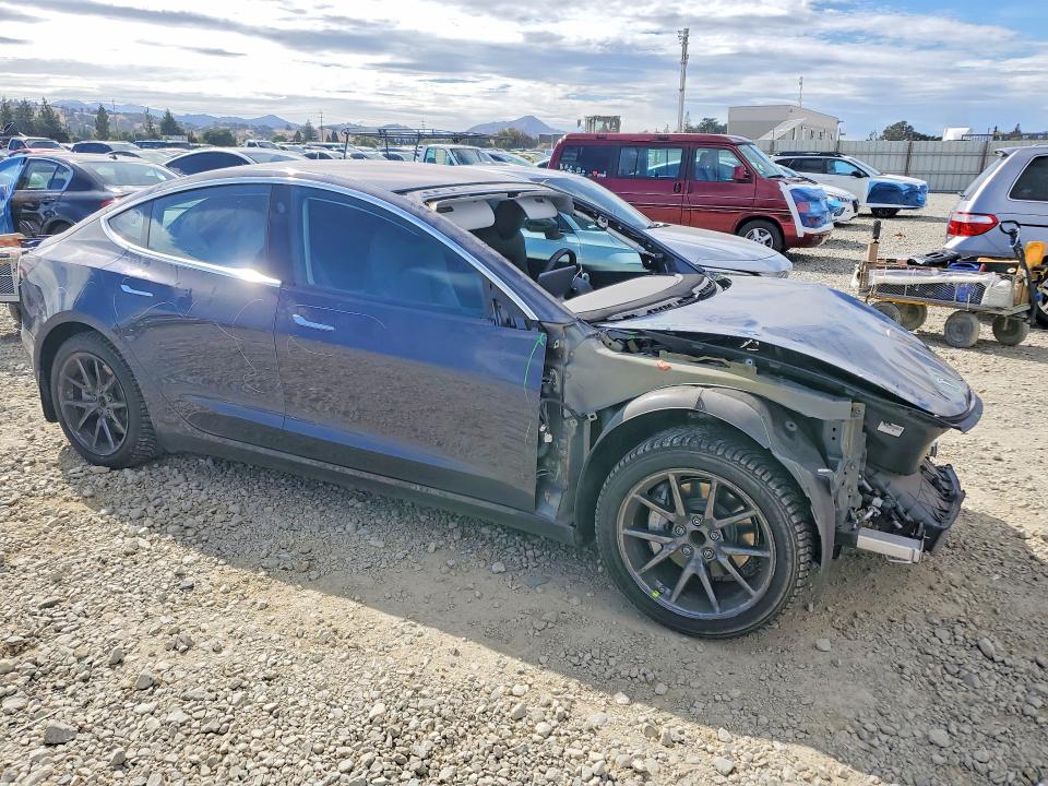 55831536 :رقم المزاد ، 5YJ3E1EA8JF153332 vin ، 2018 Tesla Model 3 مزاد بيع