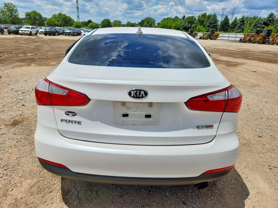 2015 Kia Forte მანქანა იყიდება აუქციონზე, vin: KNAFX4A89F5318189, აუქციონის ნომერი: 58229316