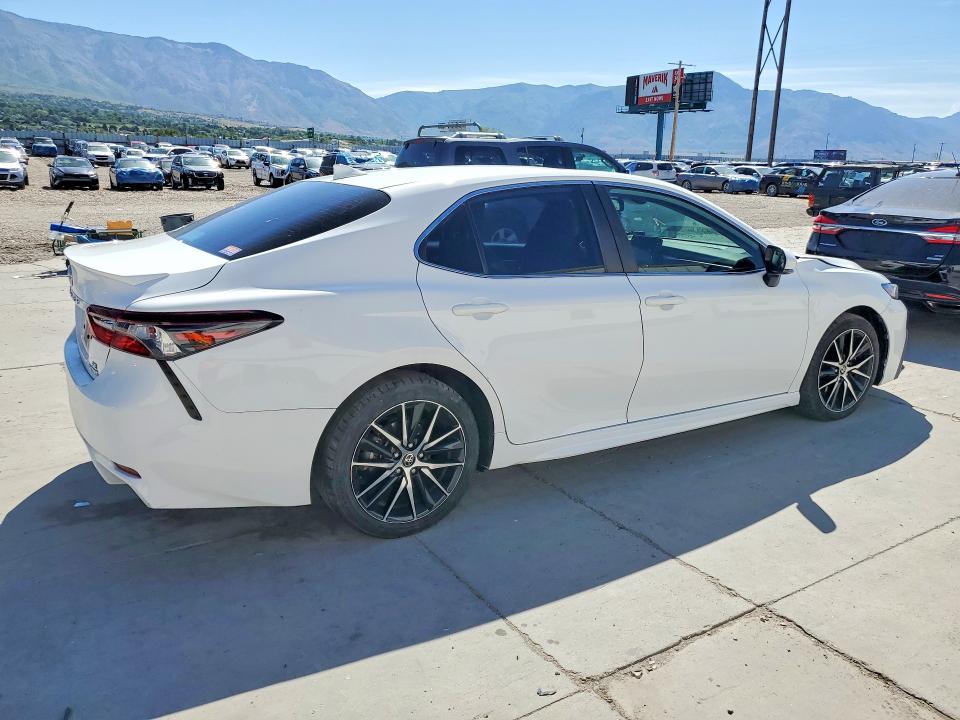 55917526 :رقم المزاد ، 4T1S31AK6NU572854 vin ، 2022 Toyota Camry Hybrid مزاد بيع