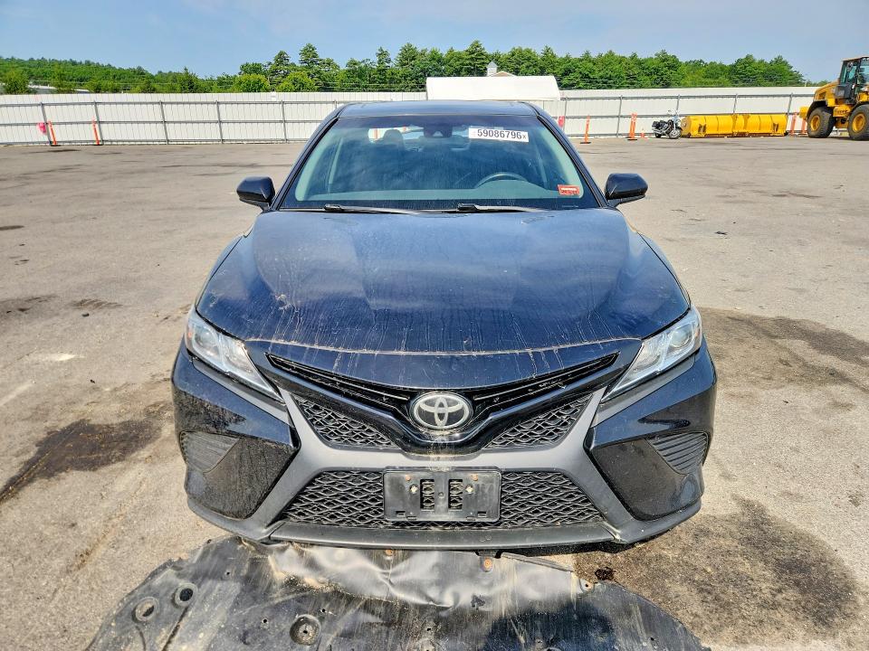 59086796 :رقم المزاد ، 4T1B11HK5JU598142 vin ، 2018 Toyota Camry مزاد بيع