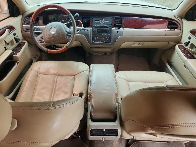 57487036 :رقم المزاد ، 1LNHM85W33Y700177 vin ، 2003 Lincoln Town Car مزاد بيع