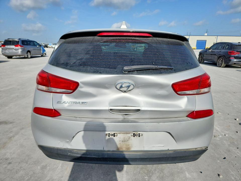 2018 Hyundai Elantra Gt მანქანა იყიდება აუქციონზე, vin: KMHH35LEXJU017635, აუქციონის ნომერი: 59192566