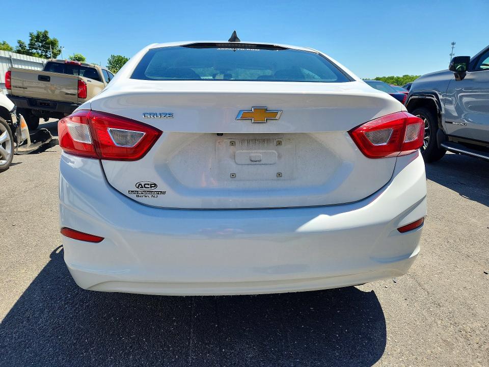 57768236 :رقم المزاد ، 1G1BC5SM2J7195937 vin ، 2018 Chevrolet Cruze مزاد بيع
