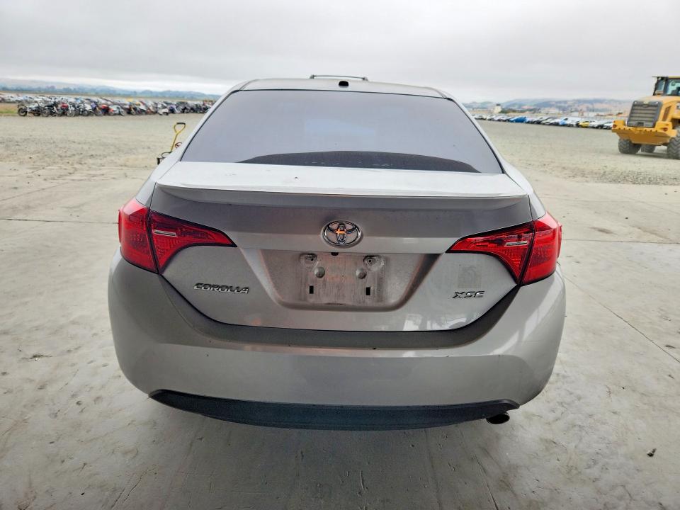 58561526 :رقم المزاد ، 2T1BURHE7JC029617 vin ، 2018 Toyota Corolla مزاد بيع