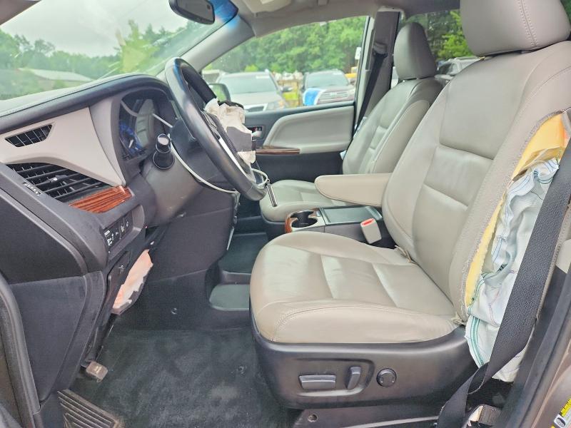 58659456 :رقم المزاد ، 5TDDZ3DC6HS156601 vin ، 2017 Toyota Sienna مزاد بيع