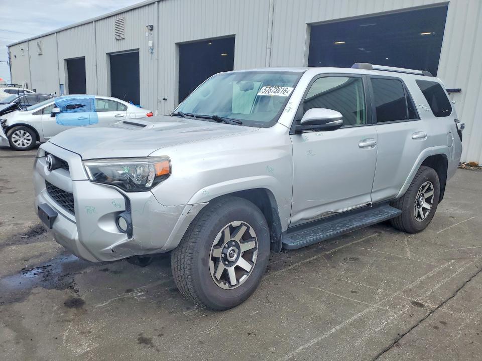 57673616 :رقم المزاد ، JTEBU5JR0J5566215 vin ، 2018 Toyota 4runner مزاد بيع