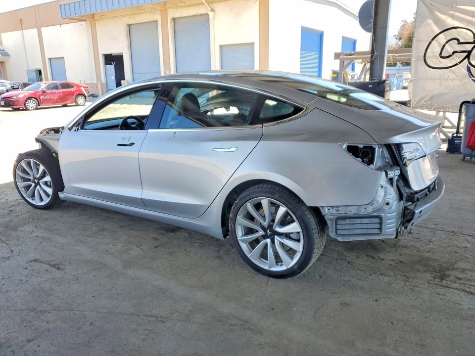 57944026 :رقم المزاد ، 5YJ3E1EB7JF069253 vin ، 2018 Tesla Model 3 مزاد بيع