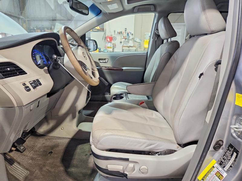 57718106 :رقم المزاد ، 5TDYK3DC7BS106710 vin ، 2011 Toyota Sienna مزاد بيع