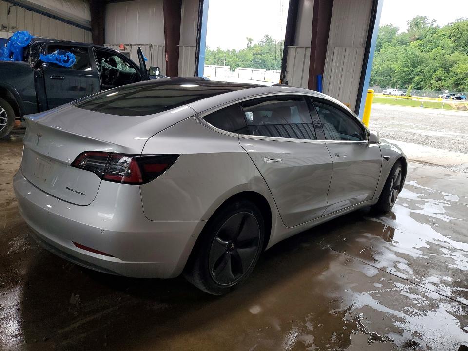58030936 :رقم المزاد ، 5YJ3E1EB4JF091114 vin ، 2018 Tesla Model 3 مزاد بيع
