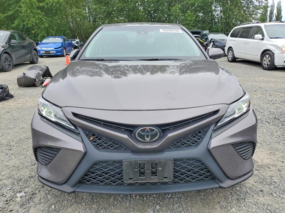 56698746 :رقم المزاد ، 4T1B11HK4JU150328 vin ، 2018 Toyota Camry مزاد بيع