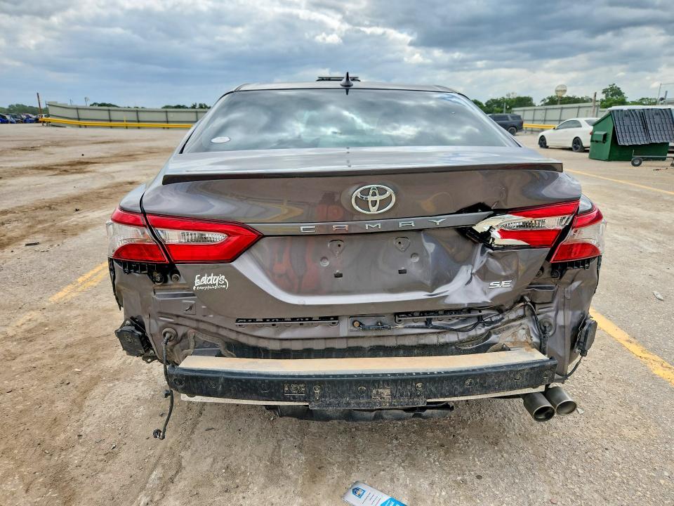 56925686 :رقم المزاد ، 4T1B11HK0JU139973 vin ، 2018 Toyota Camry مزاد بيع