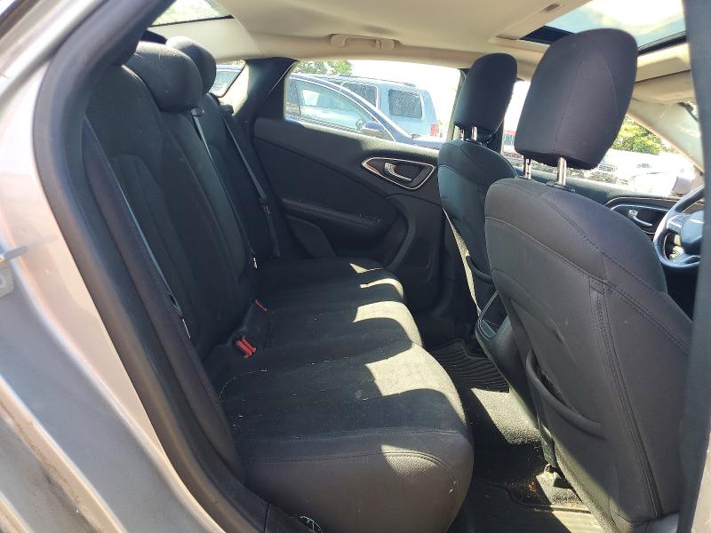 58928406 :رقم المزاد ، 1C3CCCAB9FN700444 vin ، 2015 Chrysler 200 مزاد بيع