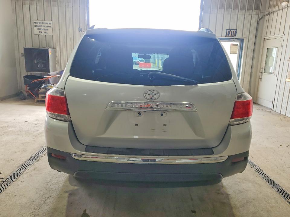 56542136 :رقم المزاد ، 5TDBK3EH1BS068732 vin ، 2011 Toyota Highlander مزاد بيع
