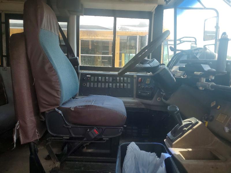 56863016 :رقم المزاد ، 4UZAAXDC55CN36166 vin ، 2005 Freightliner Chassis مزاد بيع