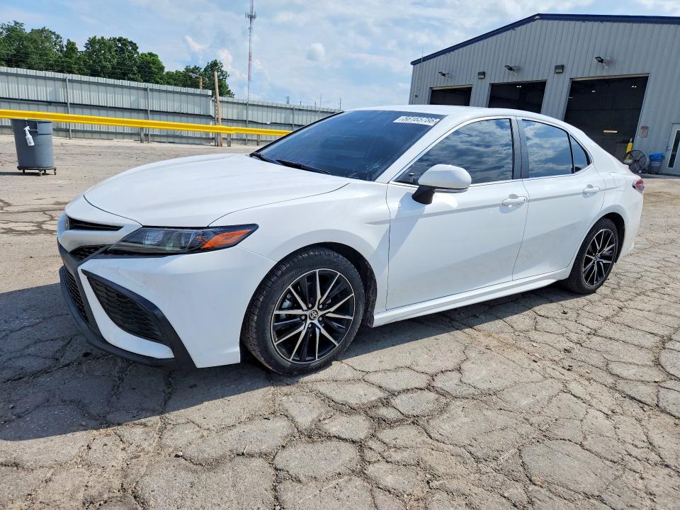 56165786 :رقم المزاد ، 4T1G11AK3MU525906 vin ، 2021 Toyota Camry مزاد بيع