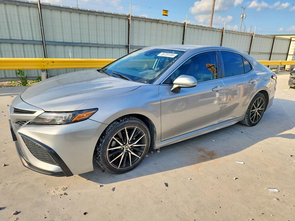56739186 :رقم المزاد ، 4T1G11AK5MU452988 vin ، 2021 Toyota Camry مزاد بيع
