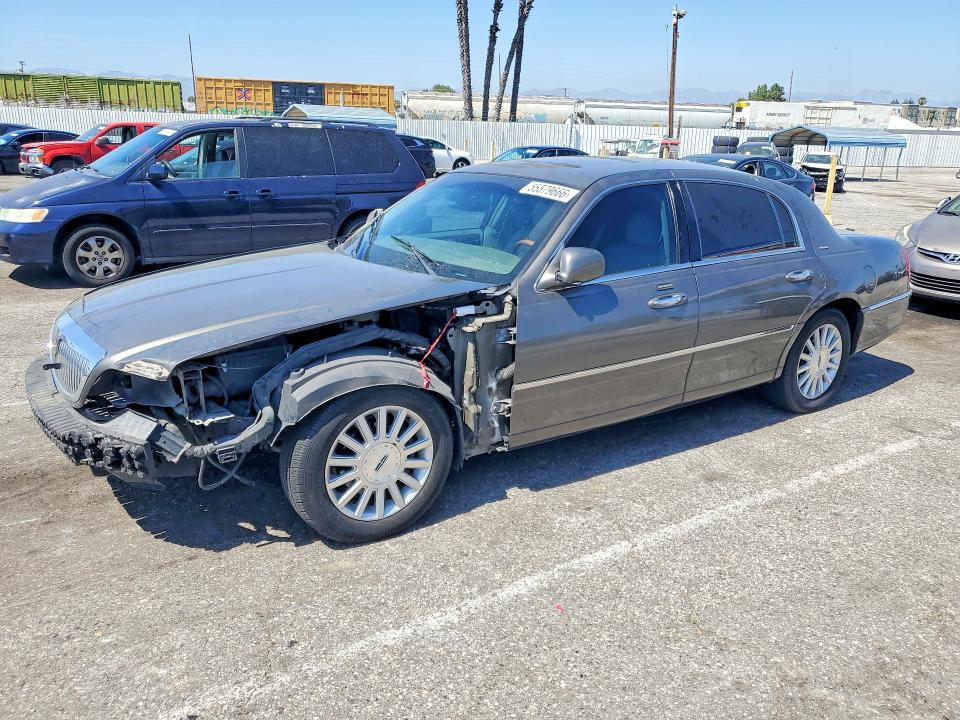 55579666 :رقم المزاد ، 1LNHM83W34Y659909 vin ، 2004 Lincoln Town Car مزاد بيع
