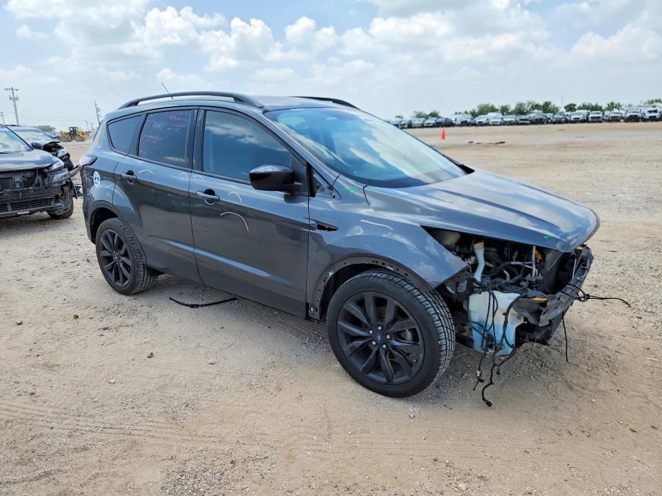 55576396 :رقم المزاد ، 1FMCU0GD5HUA38639 vin ، 2017 Ford Escape مزاد بيع