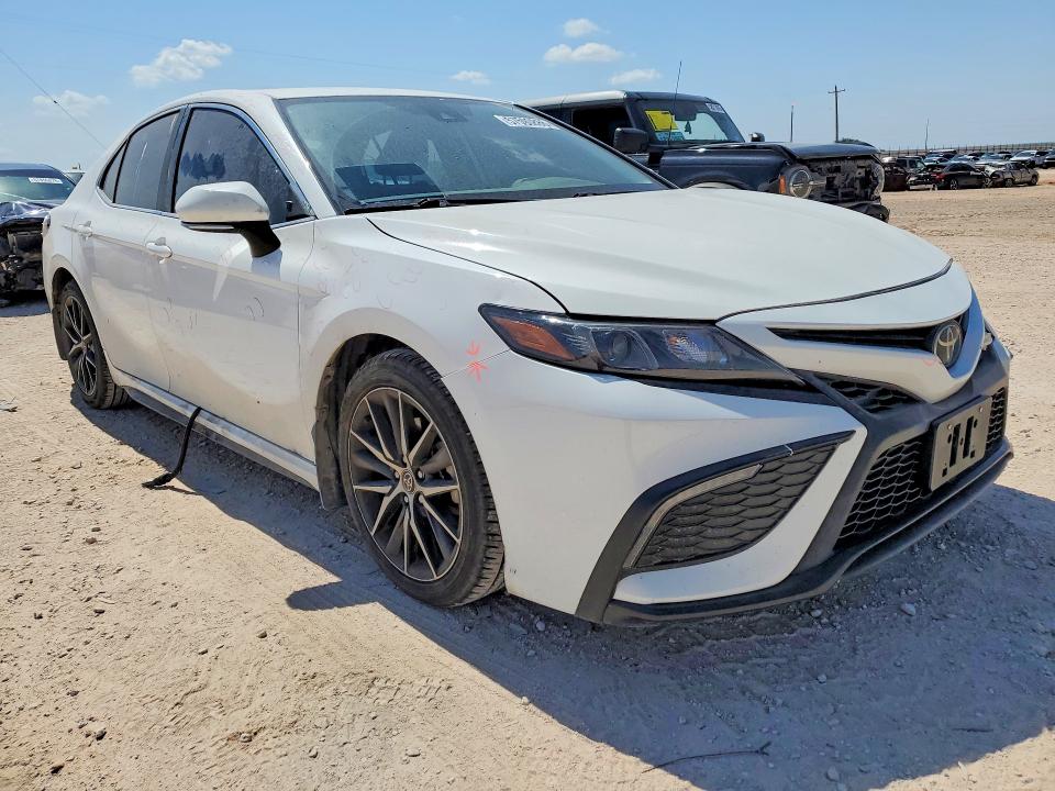 57590886 :رقم المزاد ، 4T1G11AK3NU667626 vin ، 2022 Toyota Camry مزاد بيع