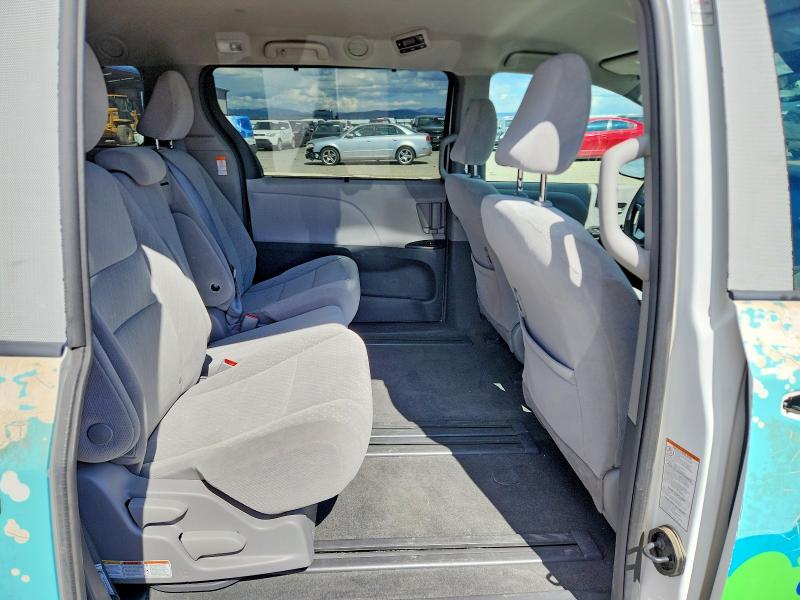 57877726 :رقم المزاد ، 5TDKZ3DC3JS949075 vin ، 2018 Toyota Sienna مزاد بيع