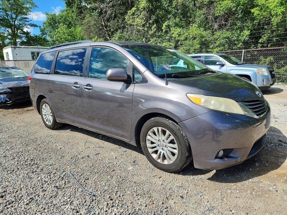 57301946 :رقم المزاد ، 5TDYK3DC5DS362220 vin ، 2013 Toyota Sienna مزاد بيع
